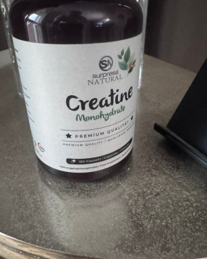 Surpresa Natural Creatin Monohydrat Dose auf dem Tisch
